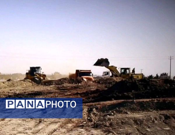 عملیات خاکبرداری و تسطیح ضلع غربی میدان طبیعت کاشمر