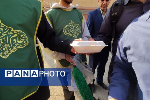 در اغنای دل‌ها هنرستان موفقیان اسلامشهر میزبان آیین فاطمیه و سفره احسان بانوی نور بود