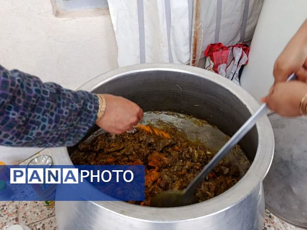 پخت و توزیع نذری در روز تاسوعای حسینی روستای حسن آباد داراب استان فارس