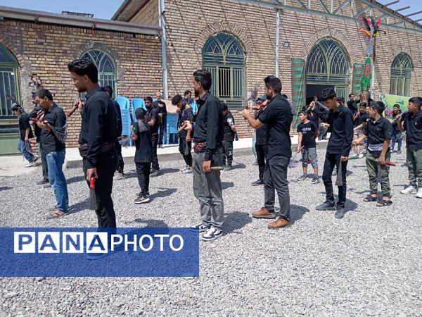 هیئت زنجیرزنی در روستای فیض آباد در صبح عاشورای حسینی 