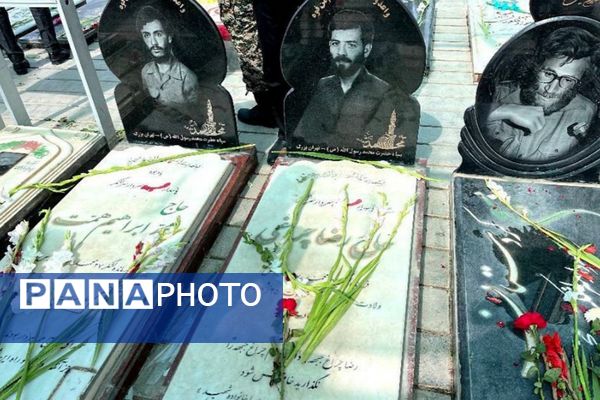 حضور دانش آموزان دبیرستان حجاب ناحیه یک شهرری در گلزار شهدا