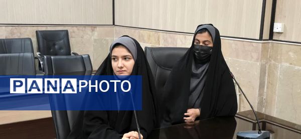 نشست مدیر آموزش‌ و پرورش با اعضای شورای دانش‌آموزی متوسطه اول