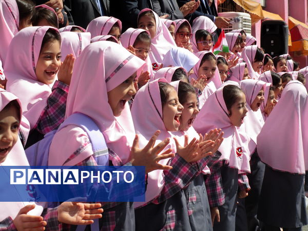 برگزاری جشن شکوفه‌ها در دبستان شاهد شهید سلطانی ناحیه یک کرج