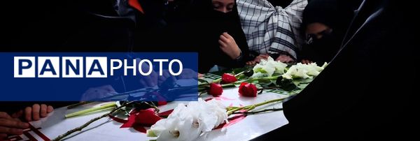 استقبال دانش‌آموزان دبیرستان شهید برقعی 2 قم از یک لاله فاطمی