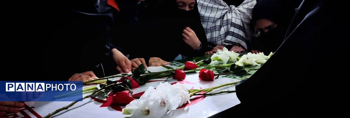 استقبال دانش‌آموزان دبیرستان شهید برقعی 2 قم از یک لاله فاطمی