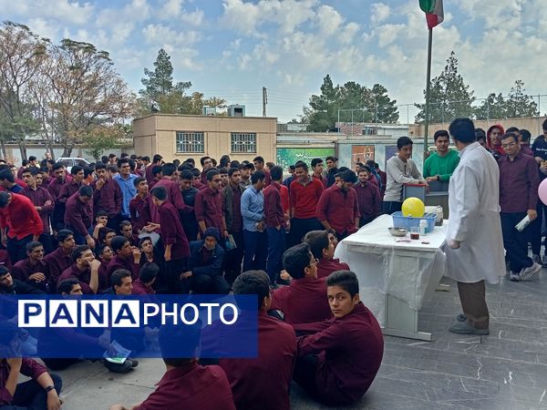 انجام آزمایش‌های علمی در دبیرستان نمونه آیت الله خامنه‌ای کاشمر 