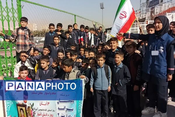 حضور دانش آموزان به مناسبت یوم الله ۱۳آبان، در ورزشگاه شهدای شهرستان قدس