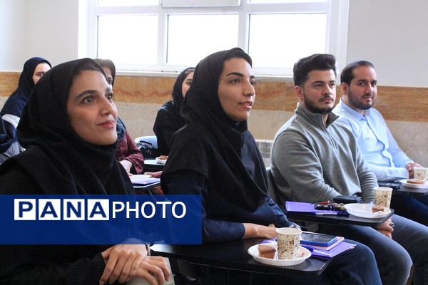  کارگاه دانش‌افزایی زبان انگیلیسی در دبیرستان‌ولایت بهارستان‌دو