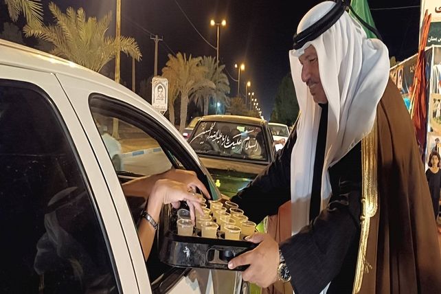 خدمت‌رسانی دانش‌آموزان و فرهنگیان ناحیه‌چهار اهواز به زوار اباعبدالله‌الحسین(ع)