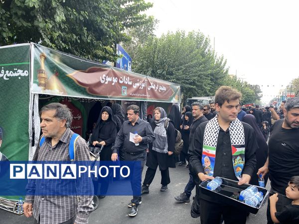 استقبال دلدادگان اباعبدالله الحسین (ع) از پیاده‌روی جاماندگان اربعین حسینی‌ 