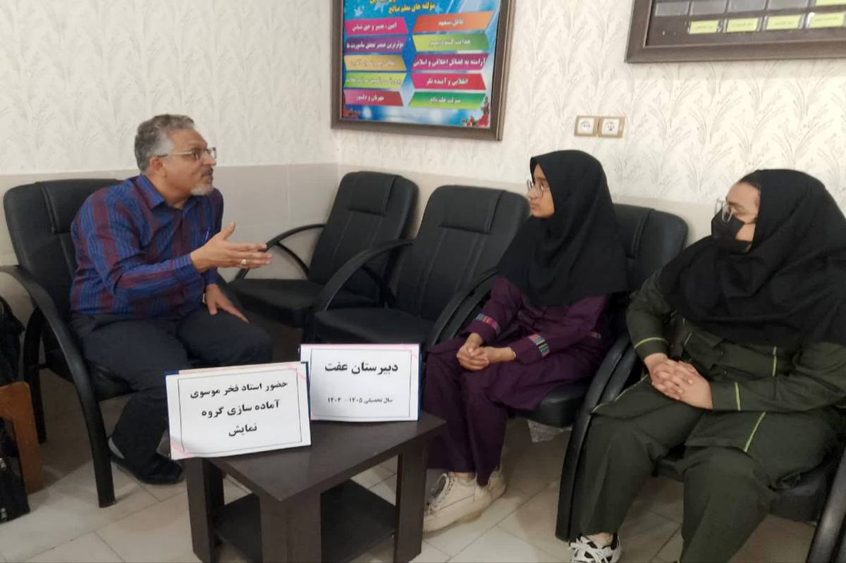 تئاتر حرفه ای در دبیرستان عفت کلید خورد