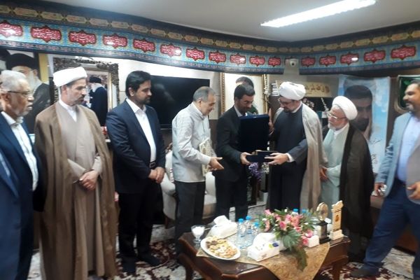 وزیرخارجه با اهدای گل از خانواده شهید طهرانی مقدم قدردانی کرد