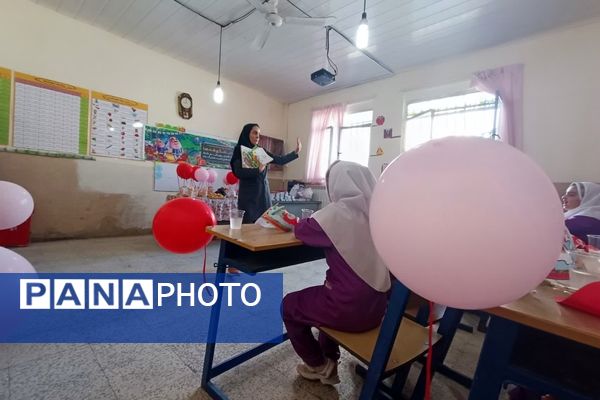 جشن شکوفه‌ها در دبستان شهید رجایی ایزدشهر