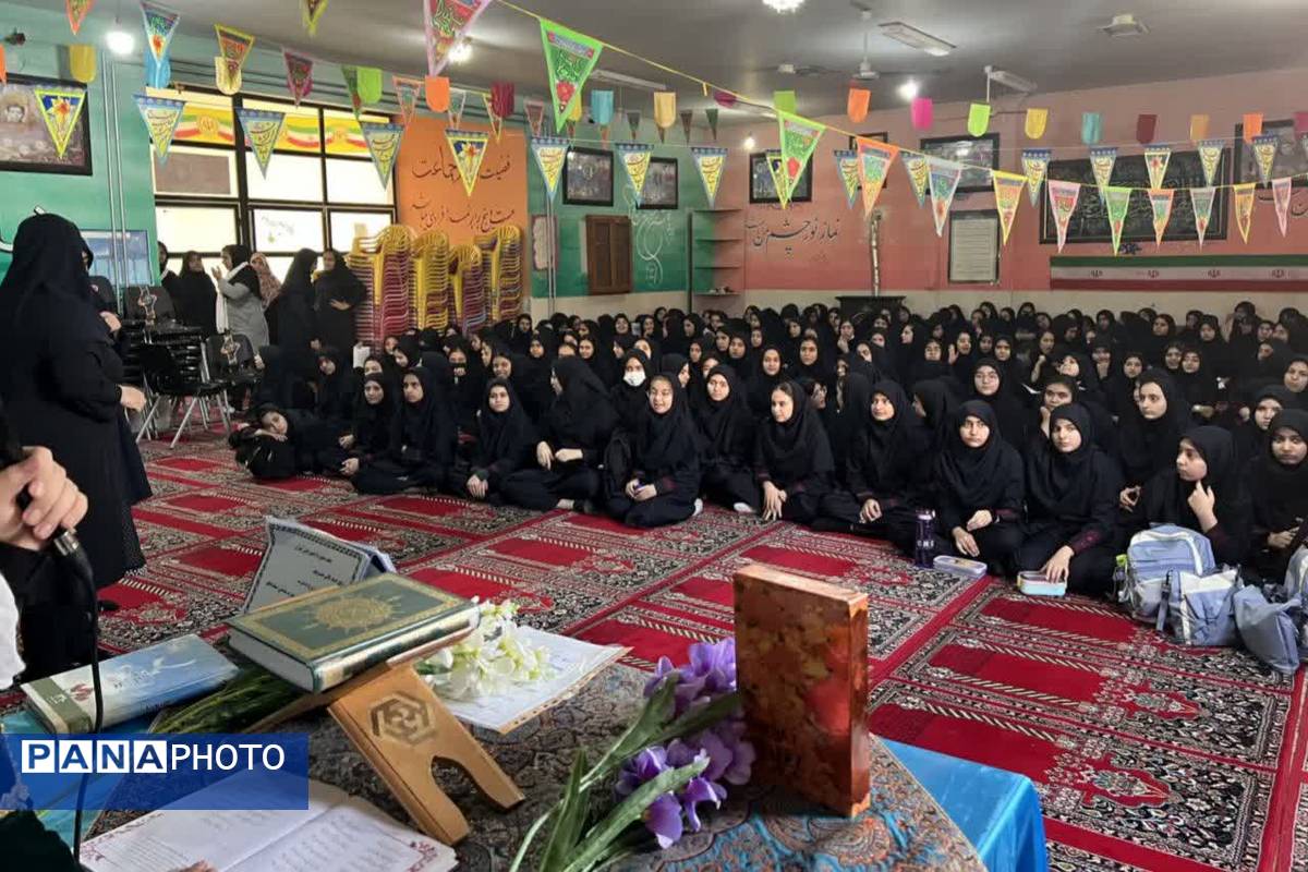 مراسم بزرگداشت روز حافظ در دبیرستان شاهدشهید قاسم سلیمانی