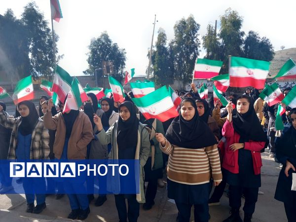 دانش‌آموزان هلیلانی به استقبال دهه مبارک فجر رفتند