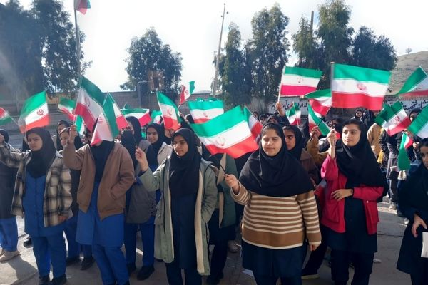 دانش‌آموزان هلیلانی به استقبال دهه مبارک فجر رفتند