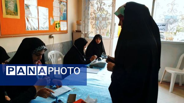 خانواده شهدا پای صندوق‌های رأی حضور پیدا کردند