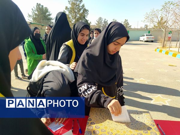 انتخابات شورای دانش آموزی در دبیرستان دخترانه امید 