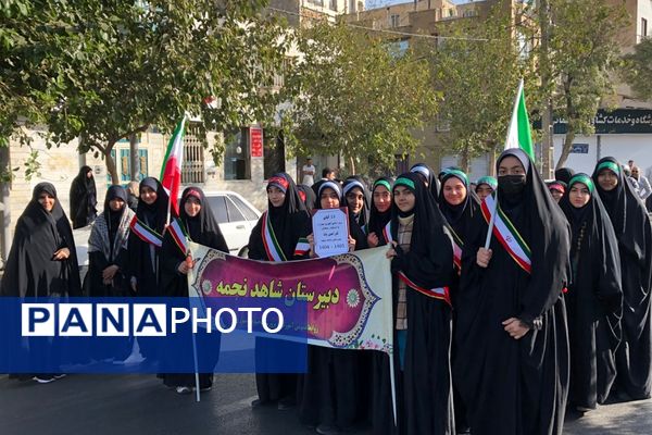 اجتماع عظیم دانش آموزان ناحیه دو شهرری به مناسبت یوم الله ۱۳ آبان در میدان نماز