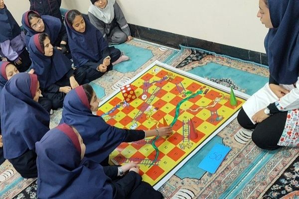 اجرای بازی «مار و پله تغذیه سالم» در مدرسه انصارالمهدی شهریار
