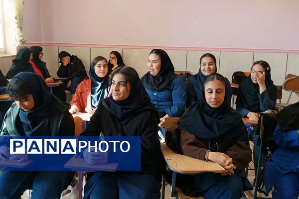 یک روز بدون کیف همراه با آموزش خود مراقبتی در دبیرستان شریعت 