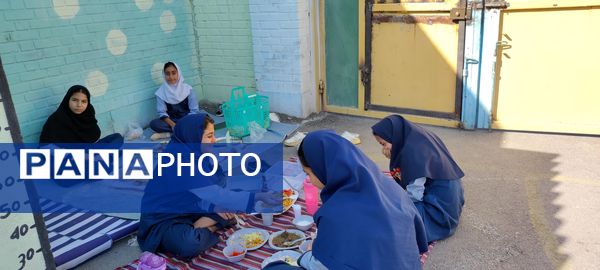 نهار سالم به مناسبت روز جهانی غذا و پوکی استخوان در مدرسه شهید خاقانی شیروان