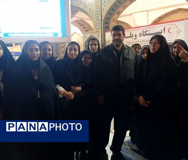 خدمت جوانان هلال‌احمر همدان به زائران رضوی در طرح ملی «قدم به قدم در مسیر بهشت»