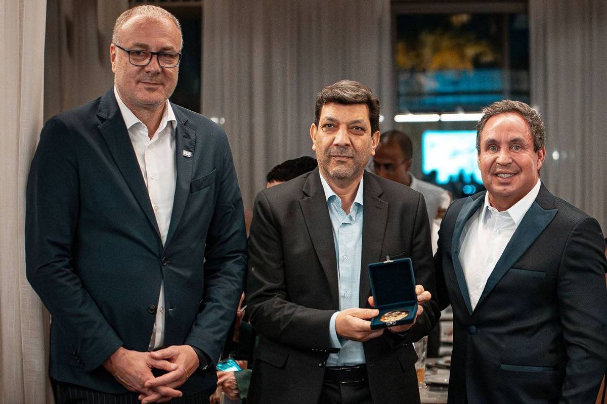 مدال یادبود هدیه رئیس فدراسیون ورزش دانش‌آموزی برزیل به سرپرست فدراسیون ایران