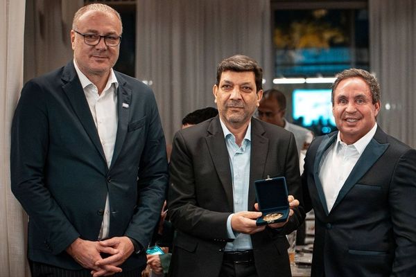 مدال یادبود هدیه رئیس فدراسیون ورزش دانش‌آموزی برزیل به سرپرست فدراسیون ایران