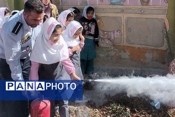 برگزاری مراسم هفته پدافند غیر عامل در دبستان‌ بنت‌الهدی فیروزکوه