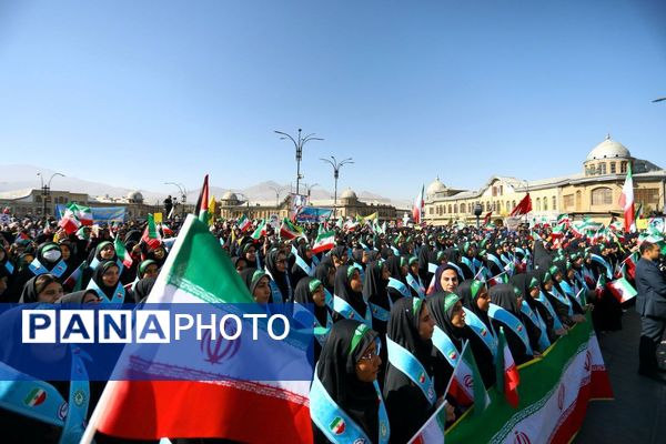 دانش آموزان و مسئولین در کنار یکدیگر، روز دانش‌آموز را رقم زدند