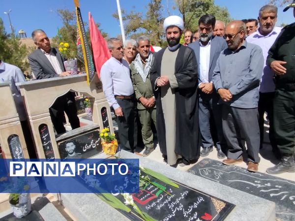 غبارروبی مزار شهدا به‌مناسبت هفته دفاع مقدس در نورآباد 