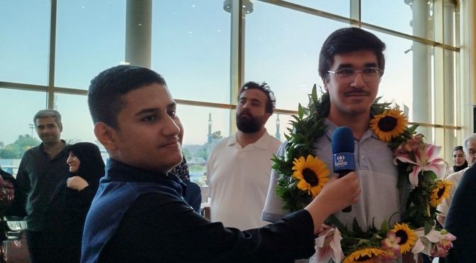 مدال نقره المپیاد ریاضی را به خانواده و معلمانم تقدیم می‌کنم