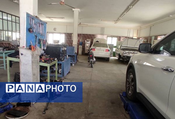 بانوان حاجی‌آباد در کارگاه تعمیرات ماشین