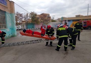 برگزاری مانور سراسری زلزله و ایمنی با شعار 《مدرسه ایمن،جامعه تاب آور》در ورنامخواست 