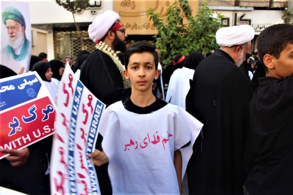 حماسه حضور نوجوانان کفن‌پوش قمی در راهپیمایی «عهد خون»