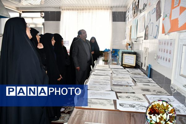 برپایی نمایشگاه آثار دانش‌آموزی در مدرسه متوسطه اول نمونه دولتی امام رضا (ع) فیض‌آباد