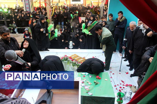 جلوه‌هایی از حضور نوجوانان در مراسم تشییع و خاکسپاری شهدای گمنام