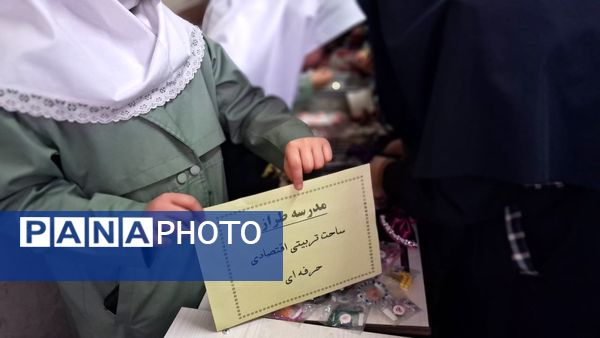 بازارچه مادر دختری با دست‌سازه‌های دانش‌آموزی 