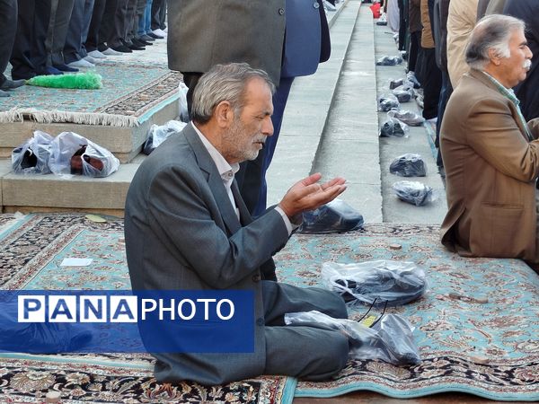 نماز عید سعید فطر با حضور پرشور مردم در شهرستان کاشمر برگزار شد 