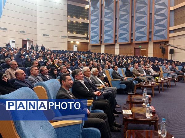 معلم قلب تپنده پایتخت دانایی