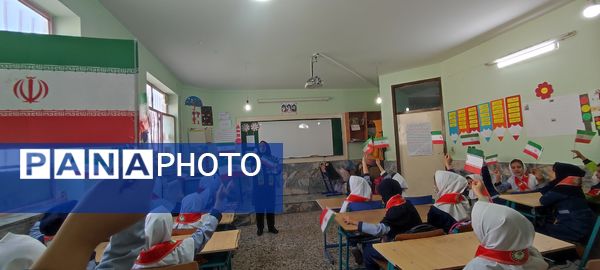 توزیع کتاب « از ایرانمان دفاع می کنیم » در بین دانش‌آموزان پیشتاز مدرسه شهید خاقانی شهرستان شیروان