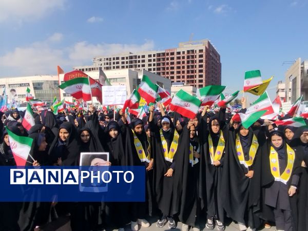 حضور پرشور دانش‌آموزان دبیرستان مهدی خدابنده در راهپیمایی ۱۳ آبان