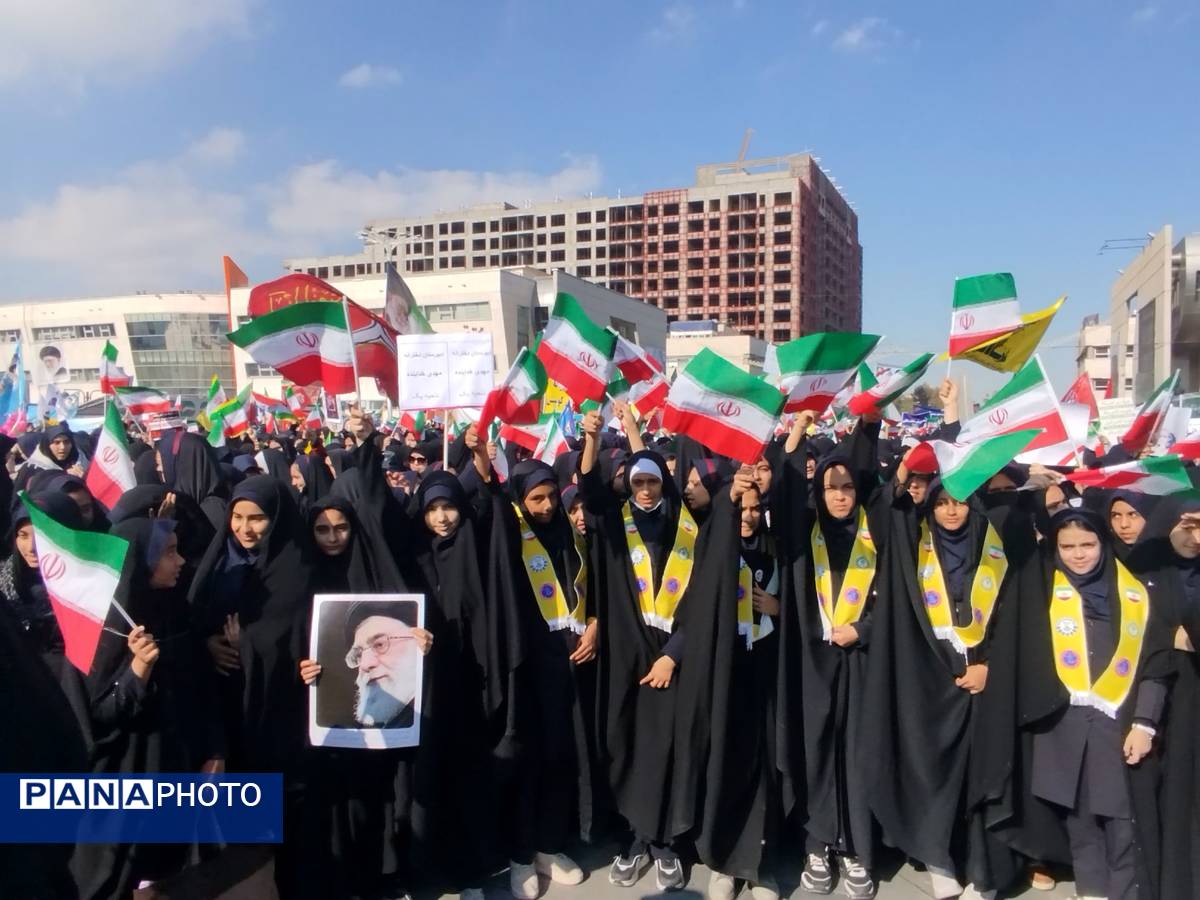 حضور پرشور دانش‌آموزان دبیرستان مهدی خدابنده در راهپیمایی ۱۳ آبان