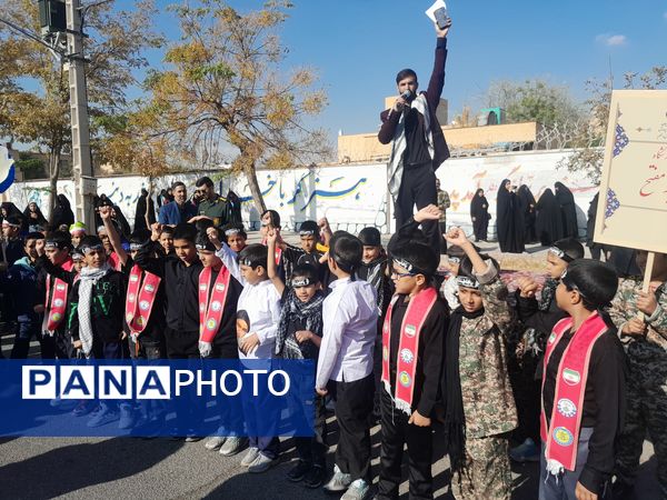 حضور دانش آموزان و آحاد مردم شریف منطقه رضویه در راهپیمایی 13آبان