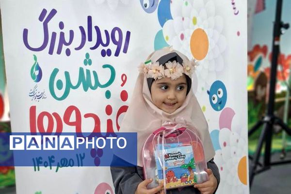 برگزاری جشن غنچه ها در مجتمع آموزشی میرداماد با حضور مدیر آموزش و پرورش ناحیه دو شهرری 