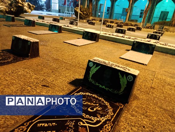 حال و هوای گلزار شهدا با بارش برف الهی