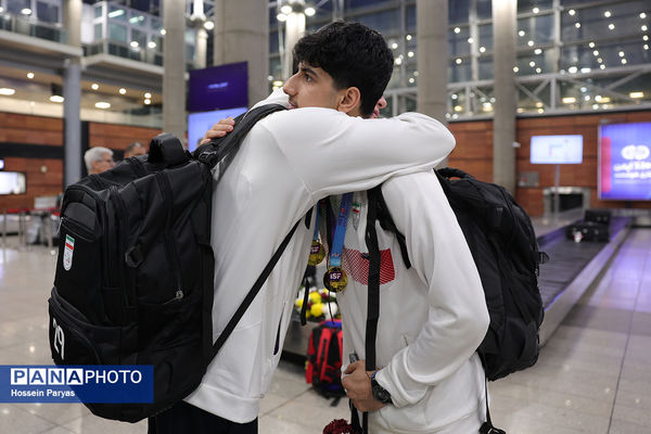 بازگشت طلایی‌پوشان بلندقامت دانش‌آموز ایران با کاپ قهرمانی