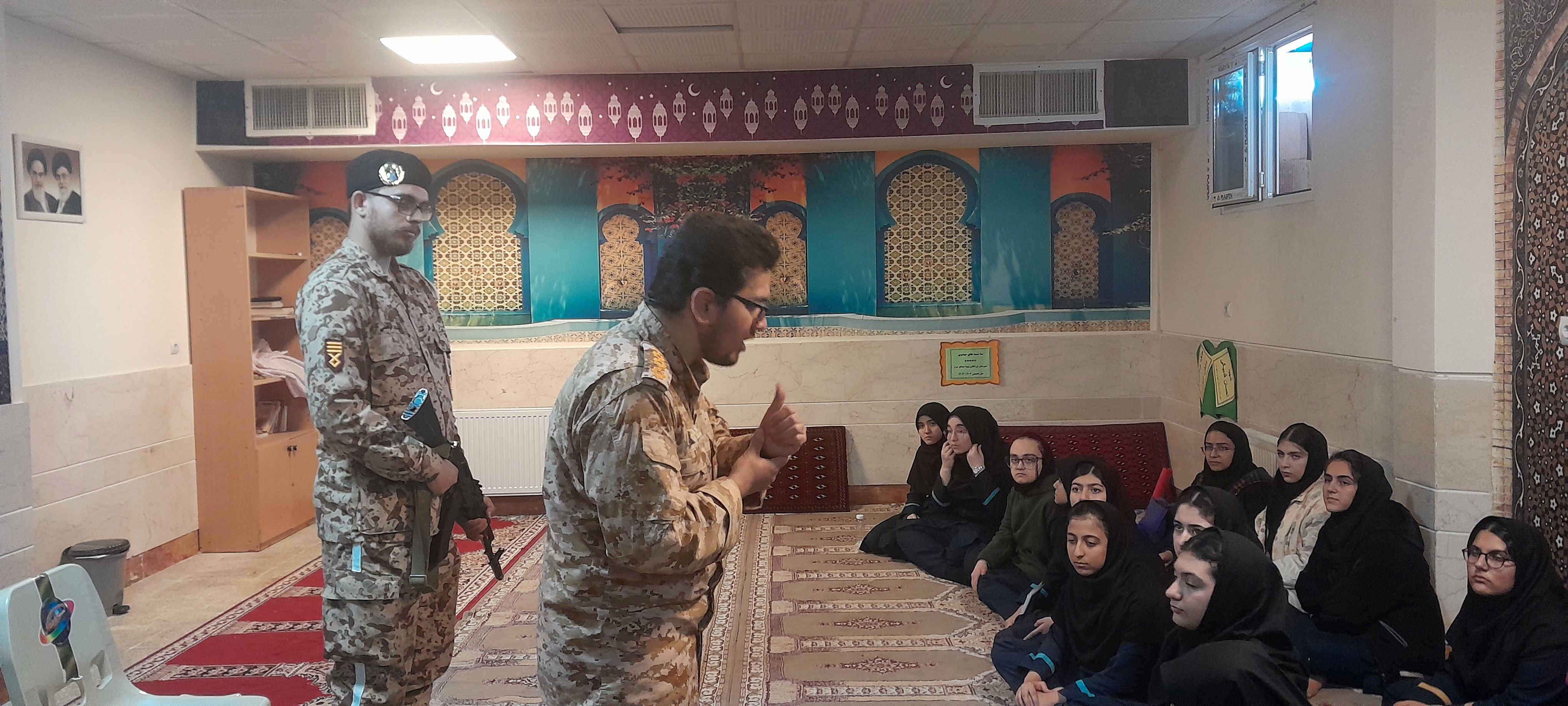 آموزش عملی آمادگی دفاعی در دبیرستان فرزانگان استعداد درخشان ملارد