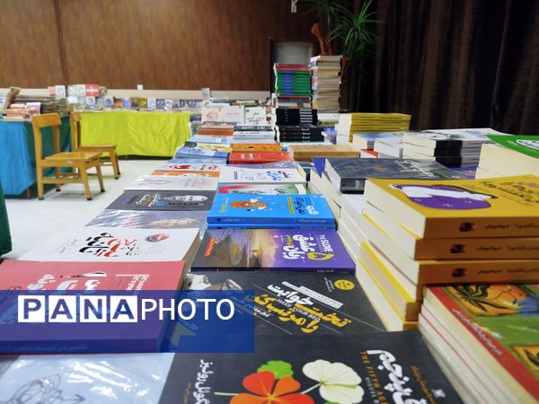 گشایش نمایشگاه کتاب در فرهنگسرای فاروج 